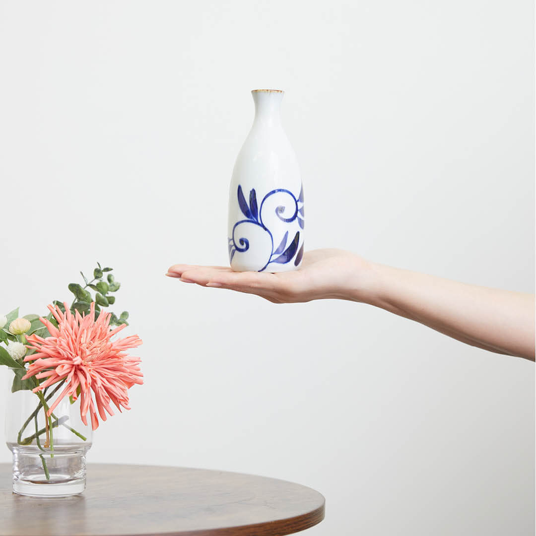 “Shohogama” Somekarakusa Sake Set, on a hand